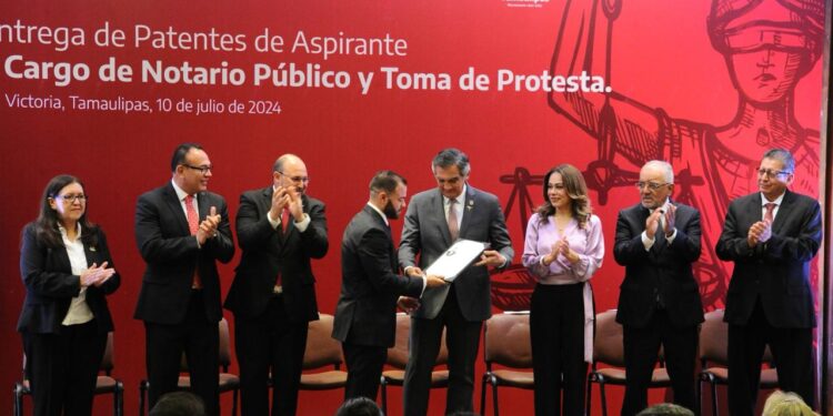 Entrega Américo patentes de aspirante a notarios públicos