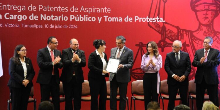 Entrega Américo patentes de aspirante a notarios públicos