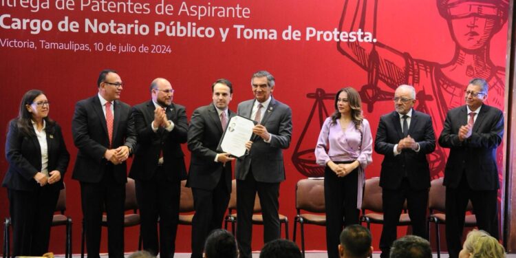 Entrega Américo patentes de aspirante a notarios públicos