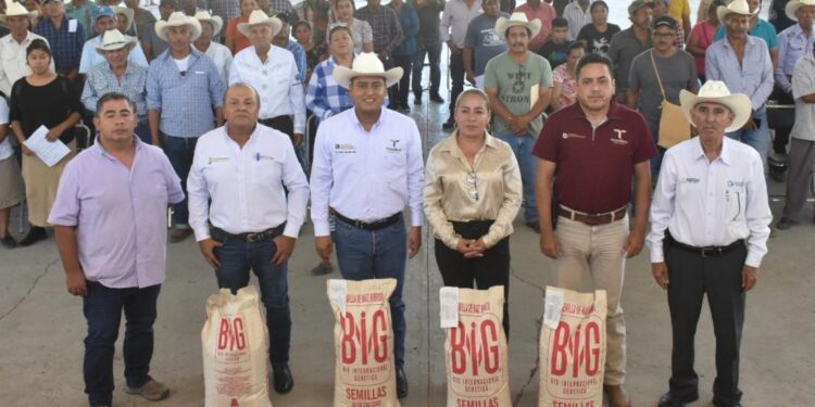 Reciben productores de Palmillas semilla de maíz