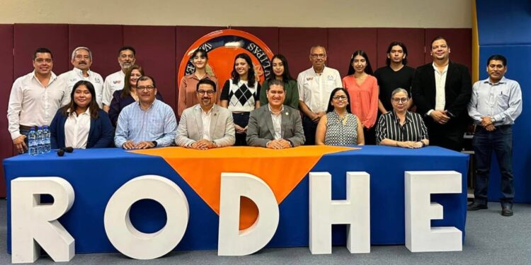 Estudiantes de economía de la UAT reciben reconocimiento nacional