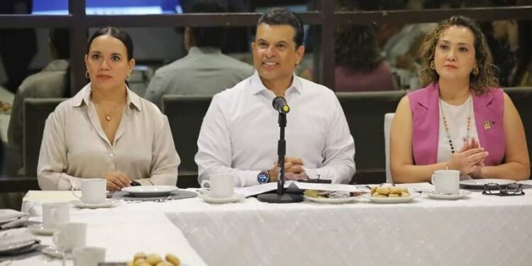 Reunión de trabajo entre alcalde de Victoria y Canaco