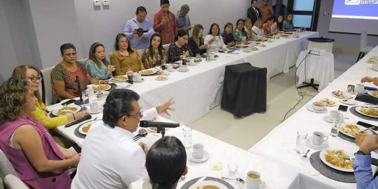 Reunión de trabajo entre alcalde de Victoria y Canaco