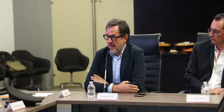 Participan ejecutivos de FEMSA en reunión de seguridad con AVA y reconocen avances