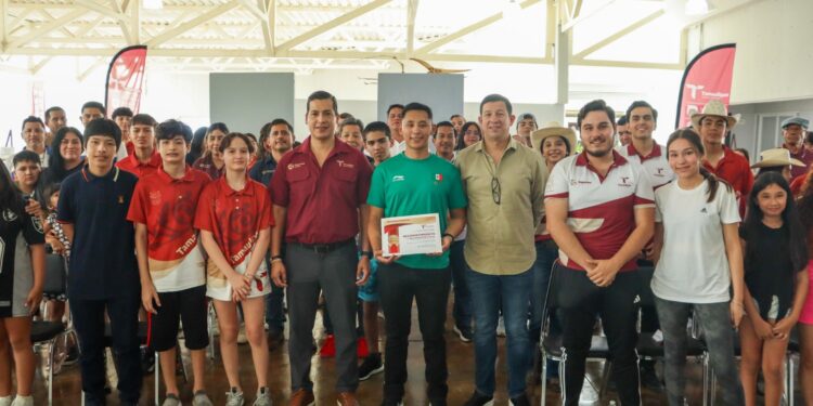 El olímpico Edson Ramírez realiza charla de motivación a atletas tamaulipecos