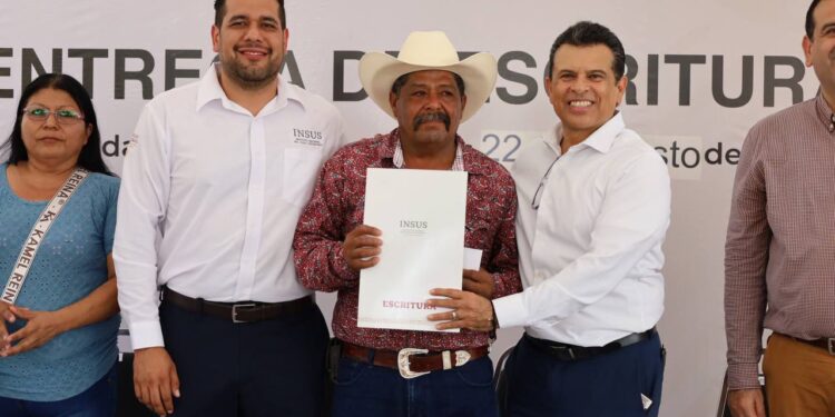 Gobierno de Victoria brinda certeza jurídica patrimonial a 50 familias