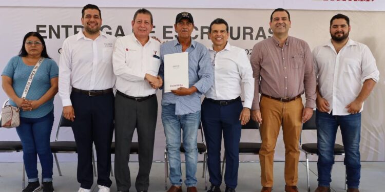 Gobierno de Victoria brinda certeza jurídica patrimonial a 50 familias