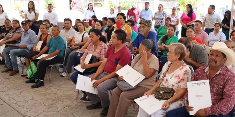 Gobierno de Victoria brinda certeza jurídica patrimonial a 50 familias