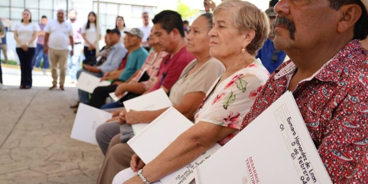 Gobierno de Victoria brinda certeza jurídica patrimonial a 50 familias