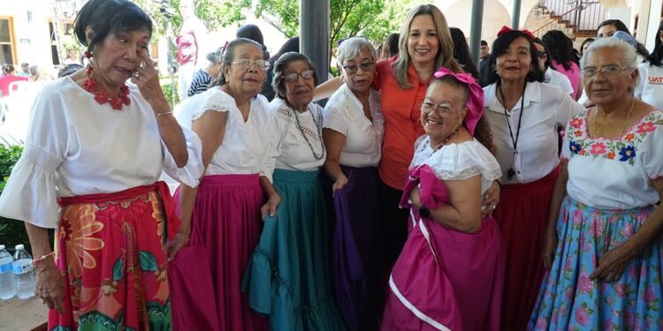 Festeja UAT al club universitario Edad de Oro en el Día de los Abuelitos