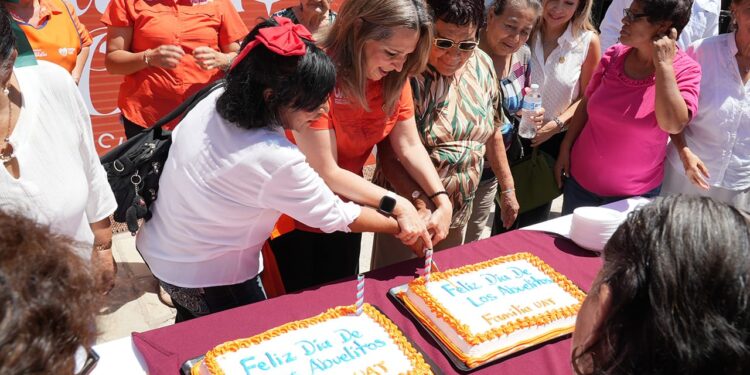 Festeja UAT al club universitario Edad de Oro en el Día de los Abuelitos