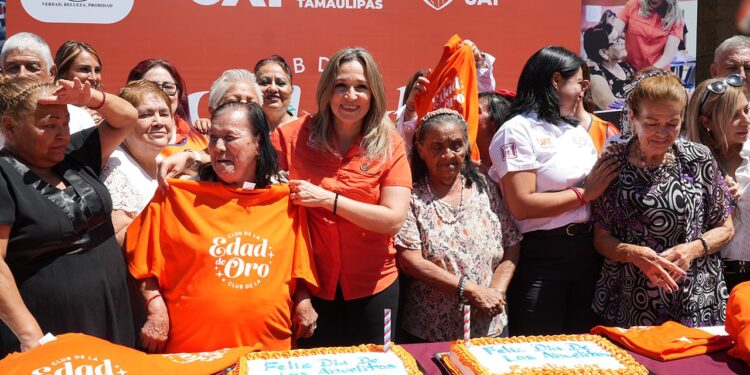 Festeja UAT al club universitario Edad de Oro en el Día de los Abuelitos