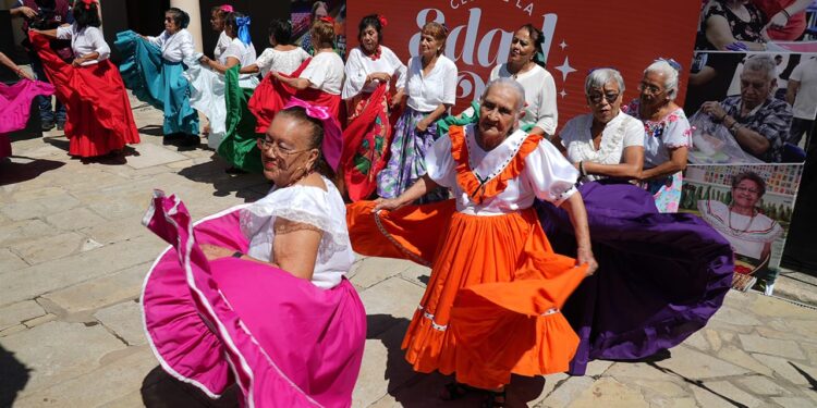 Festeja UAT al club universitario Edad de Oro en el Día de los Abuelitos