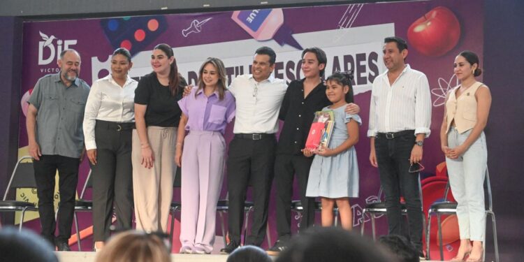 Reconocen alumnos, padres y maestros compromiso de Lucy y Lalo con la educación