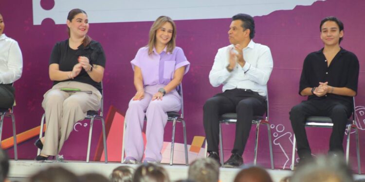 Reconocen alumnos, padres y maestros compromiso de Lucy y Lalo con la educación