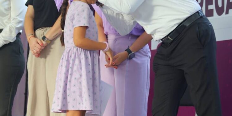 Reconocen alumnos, padres y maestros compromiso de Lucy y Lalo con la educación