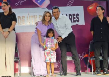 Reconocen alumnos, padres y maestros compromiso de Lucy y Lalo con la educación