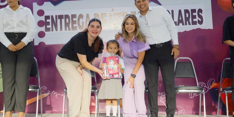 Reconocen alumnos, padres y maestros compromiso de Lucy y Lalo con la educación