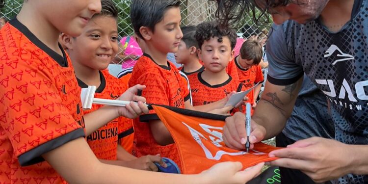 Convive Club Correcaminos con niños futbolistas de Ciudad Victoria
