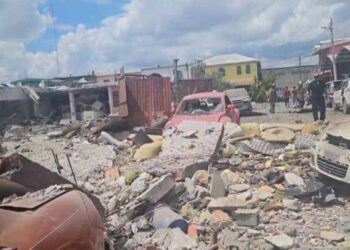 Explosión en Reynosa causa pánico y deja heridos; viviendas y vehículos severamente dañados cerca de la secundaria 6