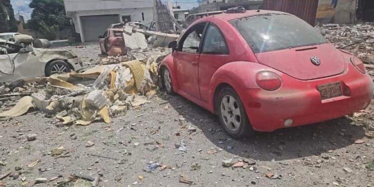 Explosión en Reynosa causa pánico y deja heridos; viviendas y vehículos severamente dañados cerca de la secundaria 6