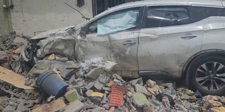 Explosión en Reynosa causa pánico y deja heridos; viviendas y vehículos severamente dañados cerca de la secundaria 6