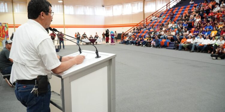 Entrega la UAT en adopción a héroes caninos