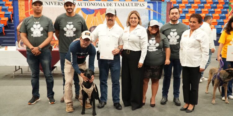 Entrega la UAT en adopción a héroes caninos