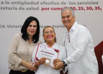 Entregan Premio Estatal de Antigüedad a 220 trabajadores de la salud