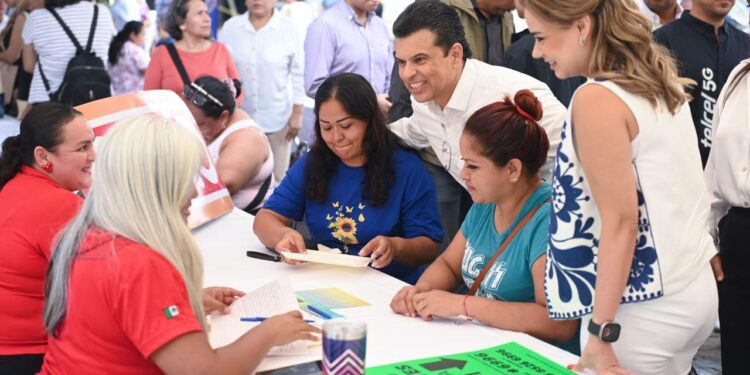 Facilitan Municipio, empresarios y STyP trabajo digno a mujeres