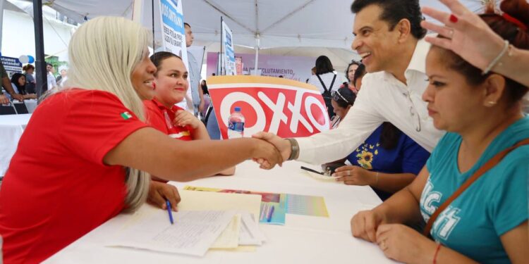 Facilitan Municipio, empresarios y STyP trabajo digno a mujeres