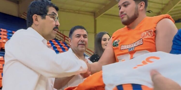 Presenta el rector a los Correcaminos UAT Liga Mayor de Futbol Americano