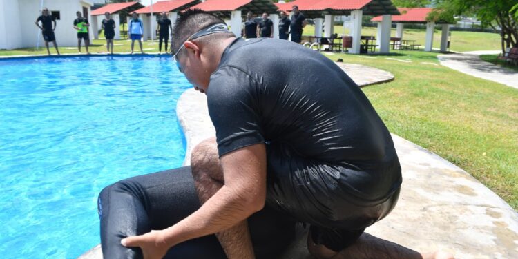 Guardia Estatal se capacita en rescate acuático y autosalvamento