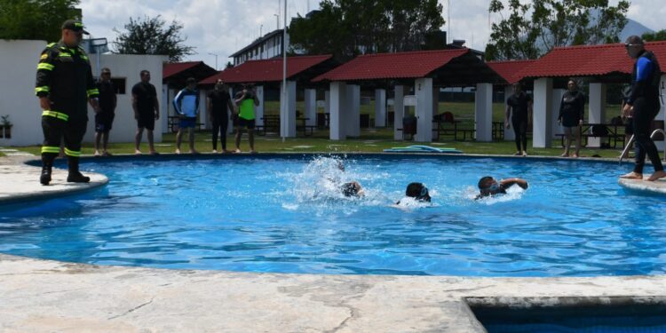 Guardia Estatal se capacita en rescate acuático y autosalvamento