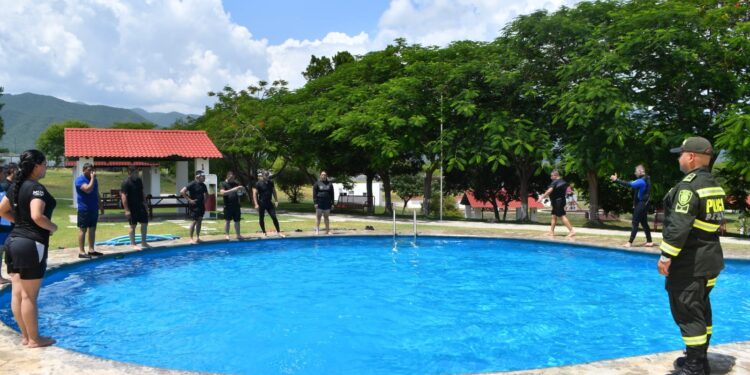 Guardia Estatal se capacita en rescate acuático y autosalvamento