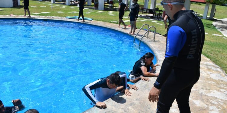 Guardia Estatal se capacita en rescate acuático y autosalvamento