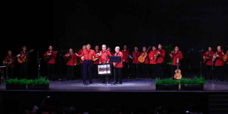 Celebran Américo y María 25 aniversario de la rondalla del hospital de Victoria