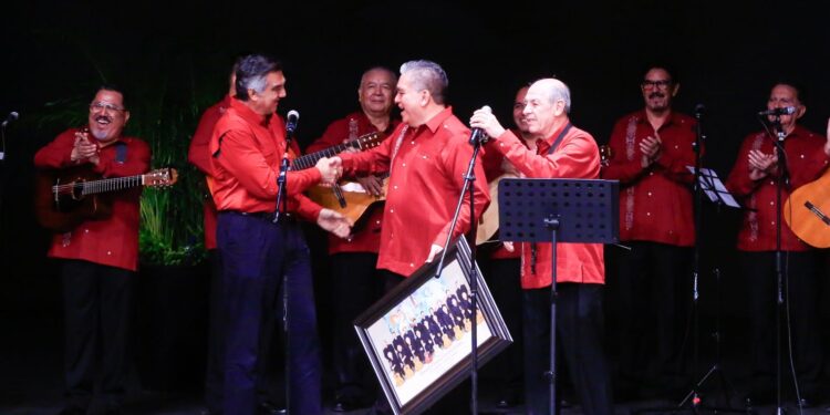 Celebran Américo y María 25 aniversario de la rondalla del hospital de Victoria