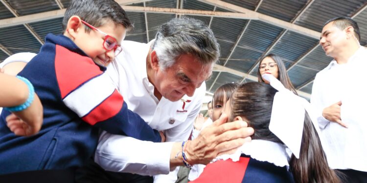 Con educación y valores estudiantes tendrán un mejor futuro: Américo
