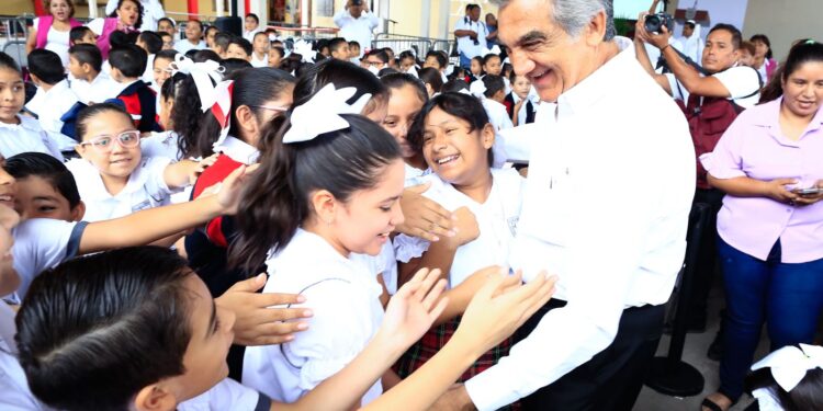 Con educación y valores estudiantes tendrán un mejor futuro: Américo