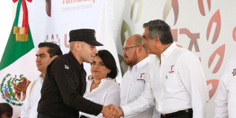 Preside gobernador ceremonia de graduación de cadetes que se incorporan a la Guardia Estatal