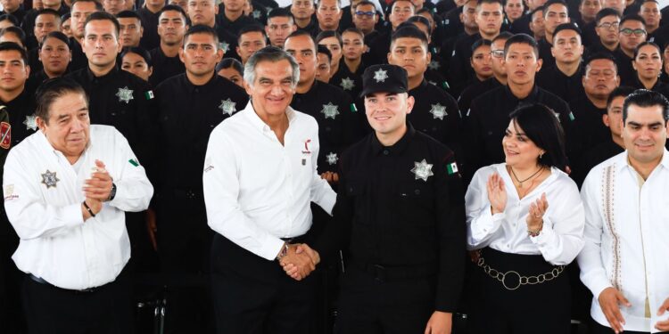 Preside gobernador ceremonia de graduación de cadetes que se incorporan a la Guardia Estatal