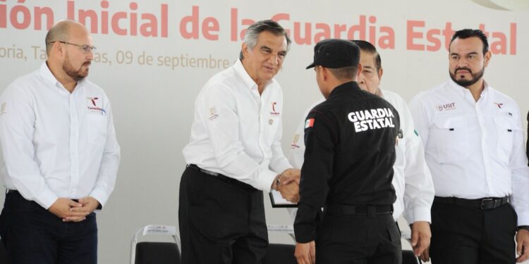 Preside gobernador ceremonia de graduación de cadetes que se incorporan a la Guardia Estatal