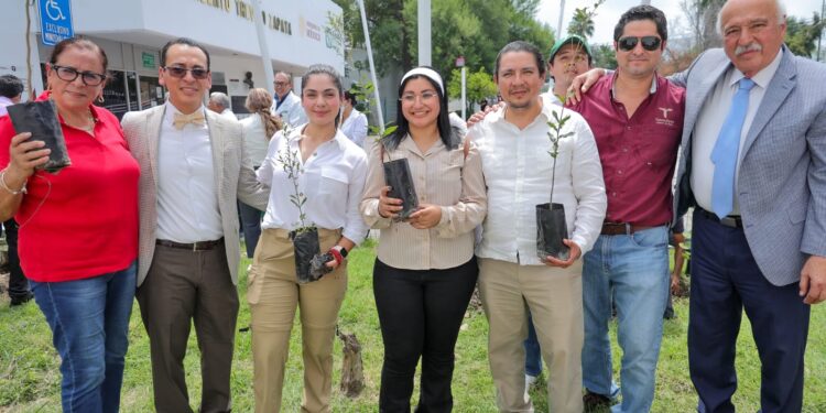 Participa Secretaría de Desarrollo Energético en reforestación del Hospital General