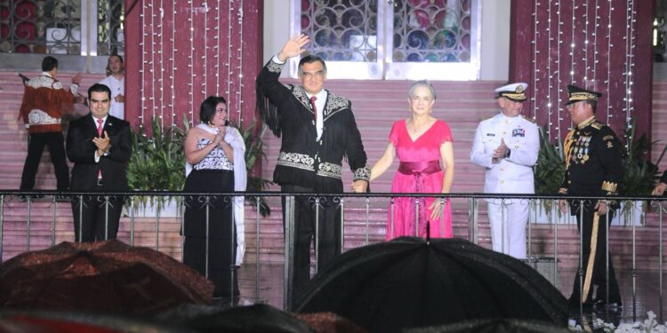 Vivan las mujeres y los hombres de la transformación: Américo