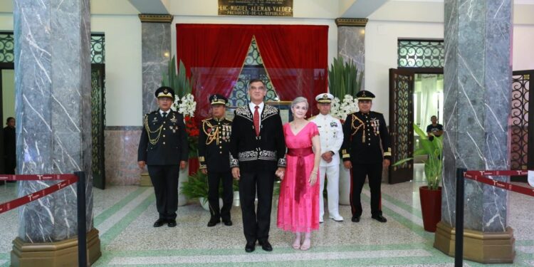 Vivan las mujeres y los hombres de la transformación: Américo