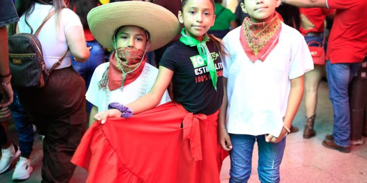 Vivan las mujeres y los hombres de la transformación: Américo