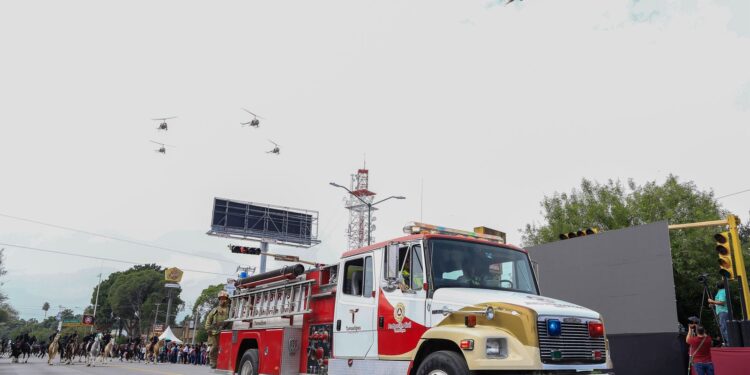 Presidió Américo Villarreal desfile cívico-militar por el 214 aniversario del inicio de la independencia
