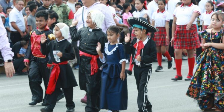 Presidió Américo Villarreal desfile cívico-militar por el 214 aniversario del inicio de la independencia