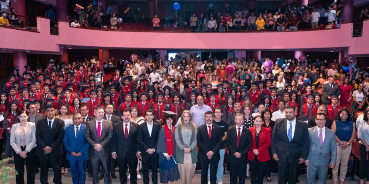 El rector Dámaso Anaya preside la graduación de 161 egresados de la UAT